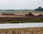 In april van 2011 zijn de werkzaamheden aan de stroomgeulverbreding ten zuiden van Borgharen gestart. Vandaag, 5 september 2012, is het dan zover dat het laatste stukje dekgrond waarop generaties boeren hun gewassen hebben geteeld er aan moet geloven. De bovenlaag van de dekgrond zal, nadat hij eeuwenlang elke dag door de zon werd opgewarmd, voor altijd meters diep worden opgeborgen in de dekgrondberging.   (5-9-2012 - Jan Dolmans)