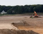 De laatste dumpers worden met dekgrond geladen. (5-9-2012 - Jan Dolmans)