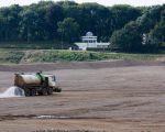 Door het droge weer van de afgelopen tijd is de sproeiwagen continu in de weer.  (5-9-2012 - Jan Dolmans)