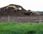 Donderdag 6 september is men begonnen met het afgraven van het  dekgronddepot aan de noordkant van Borgharen.  (12-9-2012 - Jan Dolmans)