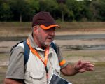 De heer Gense, gids bij Staatsbosbeheer, verzorgde mede de rondleidingen in de stroomgeulverbreding van de Maas.   (15-9-2012 - Jan Dolmans)