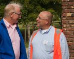 Kees van der Veeken, directeur Consortium Grensmaas, in druk gesprek met een van de bezoekers van de open Grensmaasdag (15-9-2012 - Jan Dolmans)