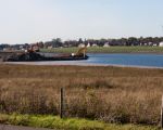 Nu de waterstand van de Maas het nog toelaat wordt in hoog tempo gewerkt aan de stroomgeulverbreding.  (31-10-2012 - Jan Dolmans)