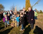 Kees van der Veeken, directeur Consortium Grensmaas, samen met wethouder Gerdo van Grootheest van de Gemeente Maastricht wilden op deze voor de omgeving van Borgharen en Itteren belangrijke dag wel op de foto, samen met de kinderen van Borgharen en Itteren.   (14-11-2012 - Jan Dolmans)