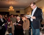 Mevr. L'Homme wordt als vrijwilliger door de Dorpsraad gehuldigd voor haar jarenlange belangeloze inzet voor diverse verenigingen.  (14-11-2012 - Jan Dolmans)