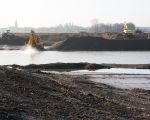 Begin januari 2013 was het water in de Maas zover gezakt dat de werkzaamheden weer konden worden hervat. Op de achtergrond de kerk van Borgharen.  (11-1-2013 - Jan Dolmans)