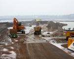 Op deze foto zie je het laatste stuk dat momenteel nog afgegraven wordt. Naar verwachting zijn de werkzaamheden rond maart a.s. in Borgharen afgerond. (15-1-2013 - Jan Dolmans)