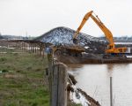 De klus is bijna geklaard, 2 jaar lang hebben de graafmachines dag in dag uit kiezel naar boven gehaald, per minuut wel zo,n 30 ton. De werkzaamheden zijn elk jaar slechts voor korte tijd onderbroken omdat ofwel de waterstand van de Maas te hoog was of koning winter van zich deed spreken.  (14-3-2013 - Jan Dolmans)