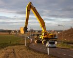 Op de weg waren stalen rijplaten gelegd om beschadiging van het wegdek te voorkomen.  (18-3-2013 - Jan Dolmans)