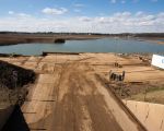 Zo zag het werkterrein er in de loop van de dag uit, geen ronkende machines meer. Veel inwoners van Itteren en Borgharen maakten in de afgelopen jaren regelmatig een rondje langs de graafmachines en dumpers en keken naar de voortgang van het werk. Er was altijd wel iets te zien en te vertellen, de een had dit nieuws gehoord de ander dat, voor hen wordt het afkicken.  (18-3-2013 - Jan Dolmans)