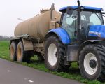 Eindelijk is het dan zover. 
De in het najaar aangeplante bomen langs het nieuwe fietspad beginnen uit te lopen. Na zoâ€™n koud voorjaar is het weliswaar nog een beetje aarzelend maar het begin is er dan toch. 
Er is echter toch nog een probleem. De grond is kurkdroog en vooral pas aangeplante bomen snakken naar water omdat hun wortelstelsel zich nog moet ontwikkelen. Het beetje regen van de afgelopen nacht zal daar geen verbetering in brengen. De weersverwachting wijst er ook niet op dat op korte termijn voldoende regen te verwachten is.
De firma van Pie Bours heeft die ontwikkeling ook gezien en is vandaag op eigen initiatief met groot materieel uitgerukt om de bomen extra water te geven. 
Itteren en Borgharen kunnen gerust zijn, met onze deftige bomen komt het goed! 
 (2-5-2013 - n.v.t.)