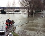 Met shovels worden de inwoners het dorp weer ingereden. De waterstand van de Maas is al enigzins gezakt en de inwoners keren mondjesmaat terug naar hun woningen om de eerste schade op te nemen. (24-12-1993 - Jan Dolmans)