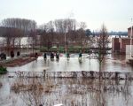 Hoog bezoek aan het crisiscentrum aan de Sterkenbergerweg, Minister Maij-Weggen van Verkeer en Waterstaat komt zich persoonlijk op de hoogte stellen van de situatie.   (24-12-1993 - Jan Dolmans)