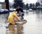 Oma Beenkens wordt luxe vervoerd door Jac en Roy Reinders in de Pater Alexanderstraat.  (24-12-1993 - Jan Dolmans)