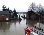 In de oude lagere school, aan de Schoolstraat, was ook een crisiscentrum ingericht. Vandaar werden de inwoners in het 'oude Itteren' van de noodzakelijke hulp voorzien door de brandweer en overige hulpverleners.  (23-12-1993 - Eric Scheepers)