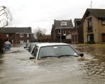 De eigenaren van deze auto's hebben de te verwachten waterhoogte duidelijk onderschat.  (21-12-1993 - Eric Scheepers)