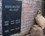 Opdat we niet vergeten hoe hoog de Maas stond toen er nog geen dijken en kademuren waren. Onze ouders hadden het altijd over de extreme 
waterstanden in 1926, nu blijkt dat de stand in 1993 nog hoger was.  (16-12-2013 - Jan Dolmans)