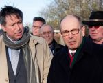 Directeur-Generaal van Rijkswaterstaat, Jan Hendrik Donkers, kwam helemaal uit Den Haag om de onthulling van de hoogwaterplaquette in Itteren te verrichten, samen met onze Gedeputeerde Patrick van der Broeck.  (16-12-2013 - Jan Dolmans)