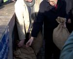 De hoogwaterplaquette wordt gezamenlijk onthuld door onze gedeputeerde Patrick van de Broeck en Directeur-Generaal van Rijkswaterstaat, de heer Jan Hendrik Donkers.  (16-12-2013 - Jan Dolmans)