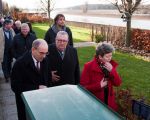 Een dure delegatie gaat richting  de gerestaureerde veertrap aan de Maas voor de onthulling van de hoogwaterplaquette.  (16-12-2013 - Jan Dolmans)