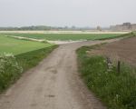 Het lichtgroene gedeelte aan de linkerkant zal in de komende maanden worden afgegraven. Als je straks over de kade in de Holstraat komt zie je een grote watermassa voor je opdoemen. Het deel rechts van de veldweg behoort tot het deel onvergraven natuur.     (1-5-2014 - Jan Dolmans)