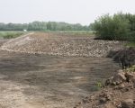 Om te voorkomen dat het verhoogde deel aan de noordkant van het grintgat bij het eerste beste hoogwater richting Noordzee drijft is een beschermende laag grote stenen aan de stroomzijde aangebracht.  (1-5-2014 - Jan Dolmans)