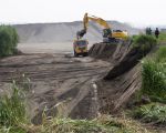 Aan de voorzijde van het grindgat wordt de grond (althans volgens de gewijzigde plannen van 2011) tot op de bovenzijde van het tout-venant afgegraven. Dit zou volgens de tekeningen van 2011 tot op een nivo van 39m boven NAP zijn. Het huidige maaiveld ligt op een nivo van 42m boven NAP.  (1-5-2014 - Jan Dolmans)