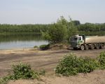 Rondom het grindgat zijn de wilgen in de afgelopen jaren weer uitgelopen. Omdat het nu het broedseizoen van de vogels is moet nog enige tijd worden gewacht eer het grindgat rondom wordt afgewerkt, waarbij de begroeiing geheel zal worden verwijderd.    (5-5-2014 - Jan Dolmans)