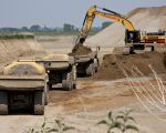 De afgegraven grond in Itteren wordt naar Geulle gebracht en is daar nodig om de dekgrondberging te vullen.   (5-5-2014 - Jan Dolmans)
