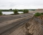 Aan de rechterbovenkant van de foto een grinddepot omdat momenteel meer grind wordt wordt opgegraven dan er afzet is.
   (8-5-2014 - Jan Dolmans)