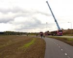 Op 6 oktober is zwaar materieel aangerukt om de tijdelijke brug af te breken.  (6-10-2014 - Jan Dolmans)