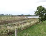 Vanaf de rand van de afgraving tot aan het boord langs de Maas is het nog ongeveer 75m. Het begint op te schieten, en ik denk dat de hele Itterse Weerd over enkele maanden tot het verleden behoort. Hoeveel generaties landbouwers hebben hier hun dagelijks brood verdiend in het verleden?  
 (8-7-2015 - Jan Dolmans)