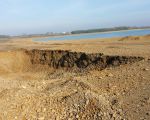 Tussen de Maas en het water op de achtergrond wordt een drempel aangelegd op 38 meter nap. Dat is ongeveer twee meter lager dan de omgeving. Bij iets hogere afvoeren gaat het Maaswater over de drempel. Het water van de plas (niveau 34.10) wordt dan 'ververst' zodat het geen dooie poel wordt. Dit betekent wel dat het achterliggende gebied voor wandelaars niet begaanbaar  is. Iets noordelijker komt nog een drempel op 37 meter nap. (31-10-2015 - Han Hamakers)