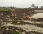 29 oktober is men gestart met het graven van de recreatievijver. In verband met hoge stand van het grondwater is het werk enigszins belemmerd. Vanaf de weg is nauwelijks zichtbaar dat men aan het graven is maar van dichtbij wordt duidelijk dat er grote vorderingen worden gemaakt. Na de zomer moet e.e.a. gereed zijn. (13-12-2015 - Pedro Penders)