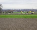 Donderdag 14 januari 2016 werd voor het eerst op het terrein van de recreatievijver ontgrind. De kiezel werd echter niet afgevoerd naar de verwerkingsinstallatie doch diende voor de aanleg van een verhoogde weg in de groeve. De hoge grondwaterstand was spelbreker geworden en met deze verhoogde weg kan het werk worden voortgezet.    (14-1-2016 - Jan Dolmans)