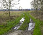 Als je op de Stuifkensweg, langs het zitbankje, recht doorloopt zie je vandaag dit beeld. Een van de graafmachines is hier bezig met de afgraving van de buitenste rand van de recreatievijver. (25-2-2016 - Jan Dolmans)