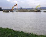 Het nivo van de Maas zie je aan de hoogte van het grondwater waar de vrachtwagens hier dagelijks doorheen rijden.  (25-2-2016 - Jan Dolmans)