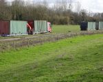 De containers zullen in de omgeving van Born weer als geluidsscherm gaan dienen.  (24-2-2016 - Jan Dolmans)