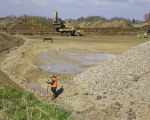 Ook tussentijds, tijdens de afgraving, wordt gemeten. Hier voert een medewerker van een 'meet'buro om de paar meter een hoogtemeting uit.   (30-3-2016 - Jan Dolmans)