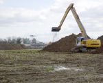 De contouren van de nieuwe vijver aan de westkant worden hier gegraven.  (30-3-2016 - Jan Dolmans)