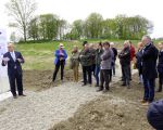 Kees van der Veeken, directeur van Consortium Grensmaas hield een korte toespraak bij de officiÃ«le onthulling van het paardenmonument in Borgharen. Mede ook door de inzet van onder andere het Consortium Grensmaas is de oprichting van dit monument mogelijk geworden.  (22-4-2016 - Jan Dolmans)