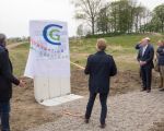 Aan Gerdo van Grootheest, wethouder van de Stad Maastricht, met onder andere Archeologie en Landschapsinrichting in zijn portefeuille de eer om de informatiezuil bij het paardenmonument te onthullen.    (22-4-2016 - Jan Dolmans)