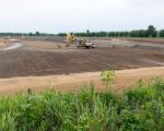 De laatste dekgrond is afgevoerd, nou nog enkele maanden doorgaan met ontgrinden,
want volgens de planning zouden rond november de machines uit het veld zijn verdwenen.  (18-5-2016 - Jan Dolmans)