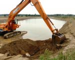 De bak van de graafmachine wordt hier door een computer aangestuurd en de vooraf ingegeven hellingshoek van de oever wordt nauwgezet gevolgd. (7-7-2016 - Jan Dolmans)