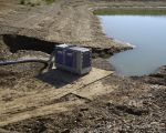 Nadat wekenlang een tractor bij de nieuwe recreatievijver heeft gestaan om de waterstand in de vijver te verlagen heeft men sinds enkele dagen een kleinere pomp geplaatst die veel minder herrie maakt.  (17-8-2016 - Jan Dolmans)