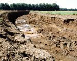 Op de bodem van de werkweg komt al grondwater te voorschijn , zo diep wordt gegraven. Grond om weer aan te vullen hebben ze toch zat.  (17-8-2016 - Jan Dolmans)