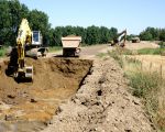 De werkweg richting Hartelstein wordt in snel tempo opgebroken. Bij de aanleg is ter versteviging een flinke laag kiezel aangebracht die nu weer wordt afgevoerd.  (17-8-2016 - Jan Dolmans)