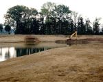 De steilste oevers aan de noordoost-zijde en aan de noordzijde worden gelukkig alsnog aangepakt. Er wordt een brede voet gemaakt van zo'n 10 meter, waardoor je tenminste niet meteen in het water belandt als je per ongeluk langs de oever naar beneden glijdt.  (10-10-2016 - Jan Dolmans)