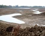 Het meest zuidelijk deel van de vijver is afgewerkt met veel nivo verschil waardoor veel eilandjes zijn ontstaan. In de oorspronkelijke plannen zie je tussen de eilanden stapstenen aangebracht waardoor je van eiland naar eiland kunt lopen. Ik hoop dat dit in de definitieve uitwerking is gehandhaafd.      (28-10-2016 - Jan Dolmans)