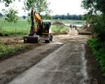 Waar hier de graafmachine staat komt de kleine parkeerplaats. De aanleg van de wandelpaden en de afwerking van de recreatievijver is begonnen. Over enkele weken hebben we er een mooi wandelpad bij.    (23-8-2017 - Jan Dolmans)